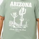 Camiseta verde con estampado blanco de cactus y texto "Arizona Sun Place summer land. Feel the Heat of the Desert".