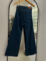 Pantalón de jean azul oscuro, de tiro alto y corte wide leg.