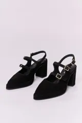 Zapato de cuero marrón con taco bloque, punta fina y dos tiras con hebillas doradas.