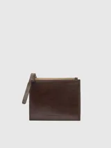 Monedero mediano de piel craquelada color marrón, con curtición vegetal. Tiene un compartimento con cierre de cremallera, tarjetero en la parte trasera y logo grabado.