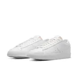 Championes Nike Blazer Bajo '77 de cuero blanco con logo Swoosh en el lateral y detalles en color crema en la lengüeta y el talón.