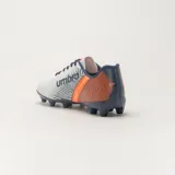 Championes de fútbol Umbro ILLUSION, color blanco con detalles en azul y naranja.