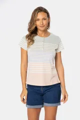 Remera de manga corta con cuello redondo y botones personalizados. Diseño a rayas horizontales en azul, blanco y rosa.