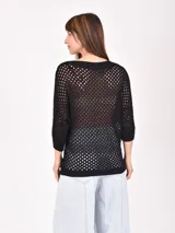 Buzo de tejido de punto calado color negro, con escote en V y mangas 3/4.