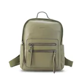 Mochila verde con apertura superior y dos bolsillos frontales con cierres metálicos. Tiene bolsillos laterales, tres bolsillos internos, correa larga regulable y correas traseras regulables.
