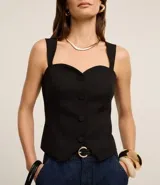 Blusa blanca de tejido plano en sastrería, con escote corazón, breteles anchos, botones forrados, elástico en la espalda y bajo con recorte V.