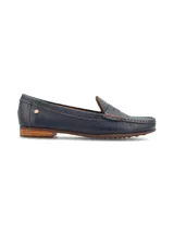 Mocasín de cuero graneado color negro, con forro y plantilla de cuero, y suela de goma.