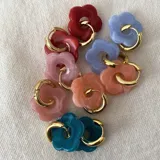 Aros de flores en diferentes colores (rojo, rosa, amarillo y petróleo) con base de cobre enchapada en oro.