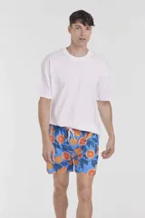 Short de baño con estampado de hojas de palmera en tonos celeste y azul.