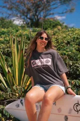 Remerón cropped gris con estampado frontal de tres recuadros con imágenes de una flor, una ola y una concha, y texto "Glassy Waves".