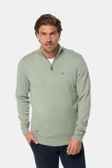 Sweater de punto fino color beige, con cuello alto y medio cierre frontal con cremallera.