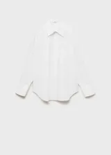 Camisa blanca oversize de algodón con cuello camisero, manga larga con puños abotonados, bolsillo de parche en el pecho y cierre frontal con botones.
