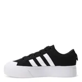 Championes Adidas Bravada 2.0 negros con plataforma blanca y las tres tiras blancas características de la marca.