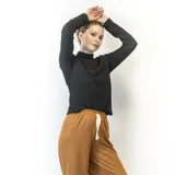 Sweater negro con detalle de trenzas y cuello alto, confeccionado en tela liviana y confortable.