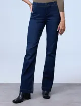 Jean elastizado de mezclilla azul oscuro, tiro medio, con pierna recta y detalle de pespuntes en contraste.