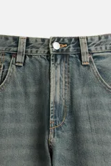 Pantalón de jean celeste con efecto lavado, corte amplio tipo baggy y cinco bolsillos.