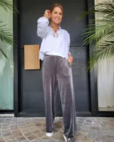 Pantalón de terciopelo color verde militar, diseñado para un look sofisticado y cómodo.
