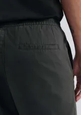 Bermuda color beige de sarga con cintura elastizada y cordón ajustable.