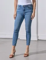 Jean skinny elastizado de tiro alto, color celeste, con pretina con pasadores, cierre y botón metálico.