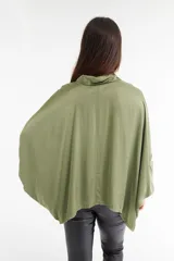 Camisa color beige de satén con corte holgado, cuello camisero y mangas largas con puños abotonados.