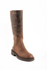 Bota de cuero color marrón con efecto desgastado, caña alta y suela track.