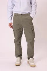 Pantalón cargo color beige con bolsillos laterales con solapa y cierre de botón a presión.