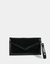 Billetera negra tipo sobre de cuerina con solapa y correa lateral desmontable con tachas plateadas.