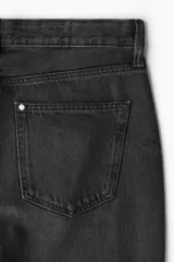 Pantalón de jean negro de corte holgado, tiro bajo y cinco bolsillos.