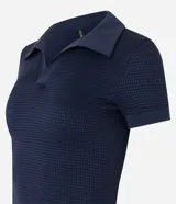 Blusa cropped de poliamida seamless color negro, con mangas cortas, textura waffle y cuello polo.