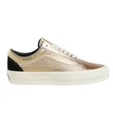 Championes Vans Old Skool 36 LX color dorado con detalles en negro y blanco.