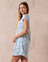 Camisón corto de tejido suave estampado con diseño animal print, marca René Rofé. Tiene escote redondo con aplique de moña y mangas cortas con ribete negro.
