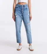 Pantalón mom jeans celeste con cintura alta, trabillas, cierre con botones, bolsillos y deshilachados.