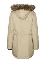 Parka color crema con capucha con aplique de piel sintética, ajuste en la cintura, cierre frontal con cremallera y botones a presión, y bolsillos funcionales.