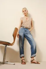 Jean de calce recto tiro alto, de denim azul con lavado localizado y bigotes.