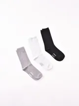 Pack de cinco pares de medias de caña corta en colores gris, blanco y negro.