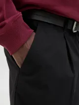 Short chino negro de tiro medio con cierre de cremallera, bolsillos delanteros y traseros.