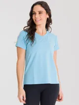 Remera deportiva negra de manga corta con cuello en V, confeccionada en tela de secado rápido.