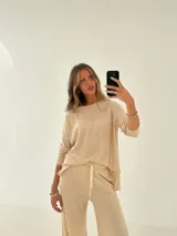 Remerón color beige de manga larga, confeccionado en tejido de punto canalé.