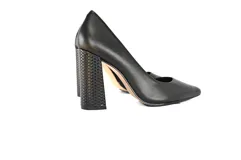 Stilettos negros con tacón de 9 cm, detalles de costura interna y suela acolchada.