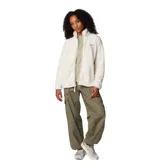 Polar de mujer Columbia modelo West Bend Full Zip, color blanco crema, con cierre frontal y cuello alto. Presenta un bolsillo en el pecho con solapa de tela lisa y cierre, y bolsillos laterales con cierre.