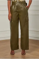 Pantalón de efecto piel color verde, con hebilla en la cintura y bolsillos laterales ocultos.