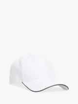 Gorra de béisbol blanca con visera curva y detalle de borde gris.