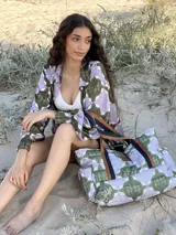 Bolso grande tipo tote bag, capitoneado a mano con estampado de patchwork multicolor. Tiene mangos resistentes con detalles de cinta rosa y beige. Cuenta con tres bolsillos interiores y cinco exteriores.