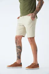 Bermuda de gabardina azul marino con logo bordado, bolsillos laterales y traseros, cierre con cremallera y botón, y presillas para cinturón.