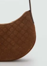 Bolso marrón de hombro tipo baguette, con estampado de logos y asa ajustable con hebillas.
