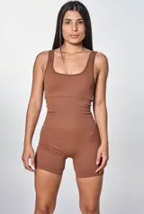 Catsuit marrón acanalado de calce ajustado, con breteles anchos y escote cuadrado.