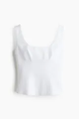Musculosa blanca con breteles anchos, cierre oculto lateral y escote redondeado pronunciado adelante y atrás. Modelo con pinzas en el busto y cintura entallada con costuras visibles adelante y atrás. Parte superior forrada.