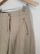 Pantalón marrón de lino y algodón, de tiro medio y piernas anchas, con bolsillos delanteros y traseros con detalles de remaches.