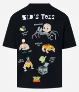 Remera negra de algodón con corte boxy, cuello redondo y mangas cortas. Estampado frontal con lettering "Sid's Toys" de Toy Story.