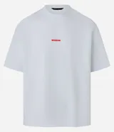 Remera masculina de corte boxy color blanco, con cuello redondo y mangas cortas. Presenta estampa lettering en el frente y photoprint en alto relieve en la espalda.